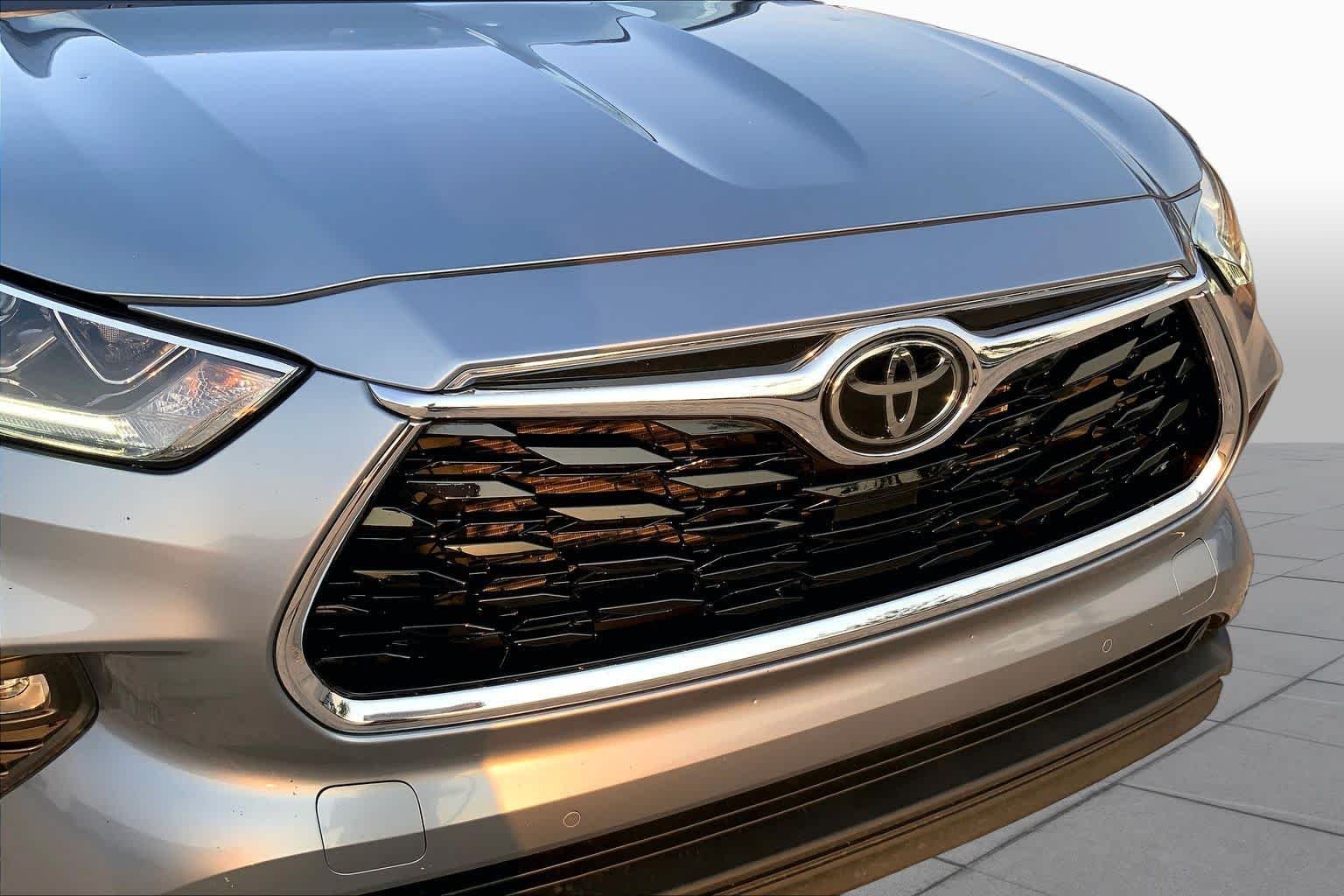 Used 2021 Moon Dust Toyota Limited image 29