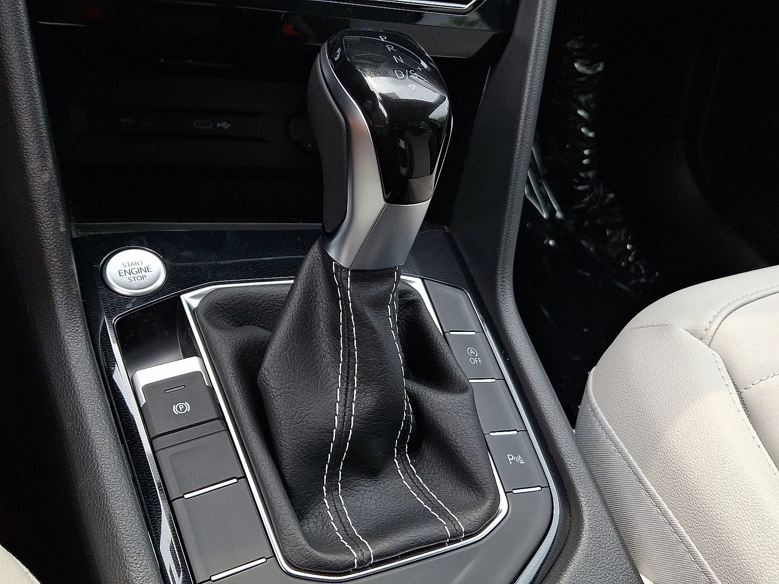 New 2026 Deep Black Pearl Volkswagen SE image 11