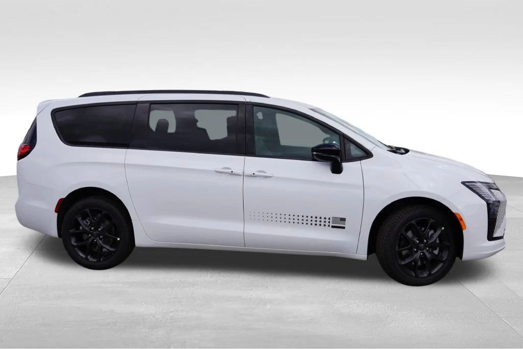 New 2027 Bright White Clear-Coat Paint Chrysler Select image 2