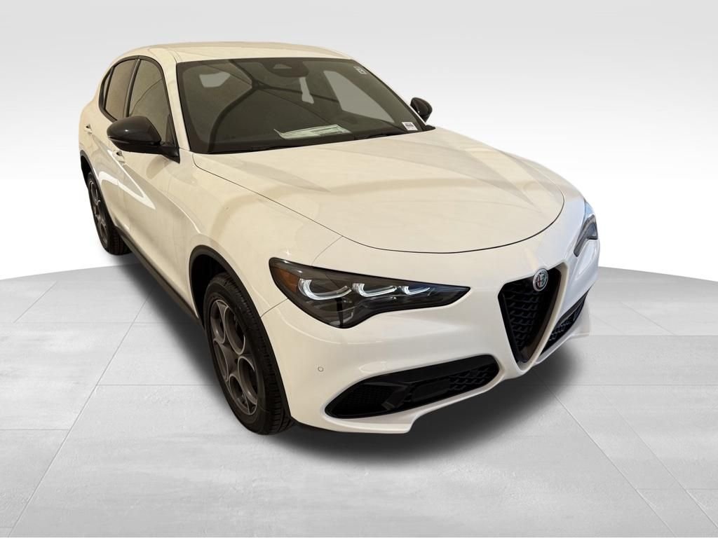 New 2026 Milano White Exterior Paint Alfa Romeo Base image 5
