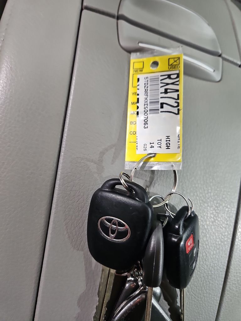 Used 2014 White Toyota LE image 28