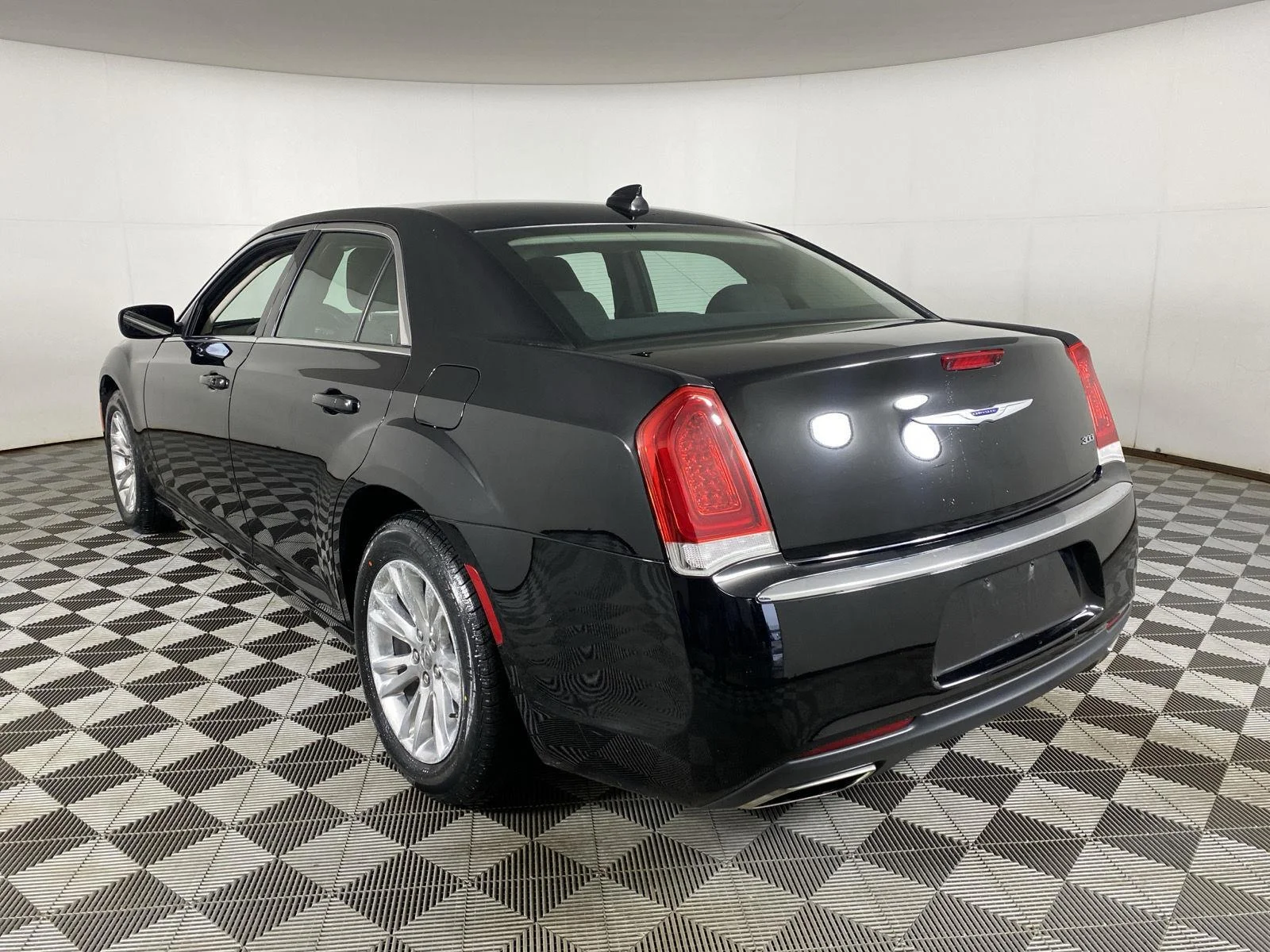 Used 2019 Gloss Black Chrysler Touring image 8