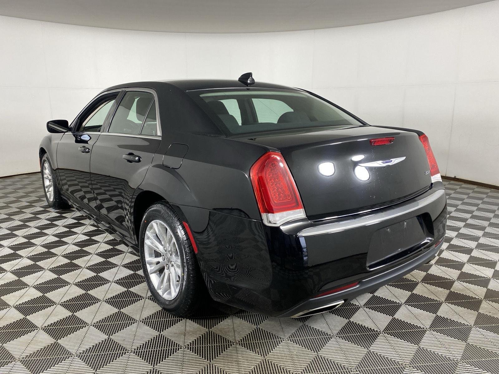 Used 2019 Gloss Black Chrysler Touring image 8
