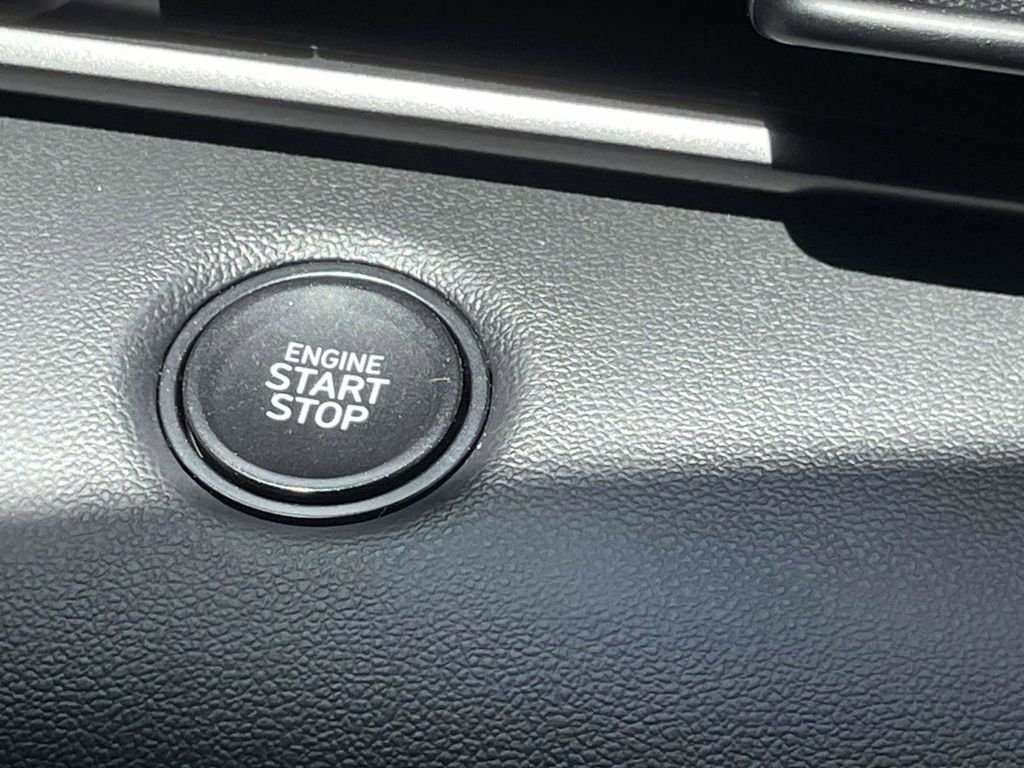 Used 2025 Red Hyundai SEL Sport image 16
