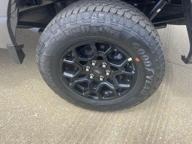 New 2026 Carbonized Gray Metallic Ford XLT image 7