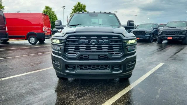New 2026 Diamond Black Crystal Pearl-Coat Exterior Paint RAM Tradesman image 4