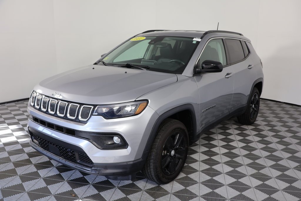 Used 2022 Silver Jeep Latitude image 4