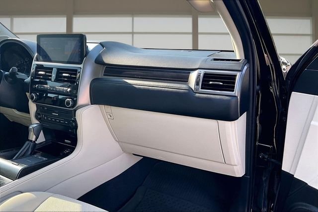 Used 2022 Black Lexus 460 image 17