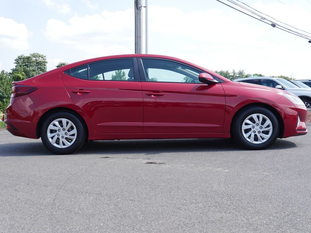 Used 2019 Red Hyundai SE image 8