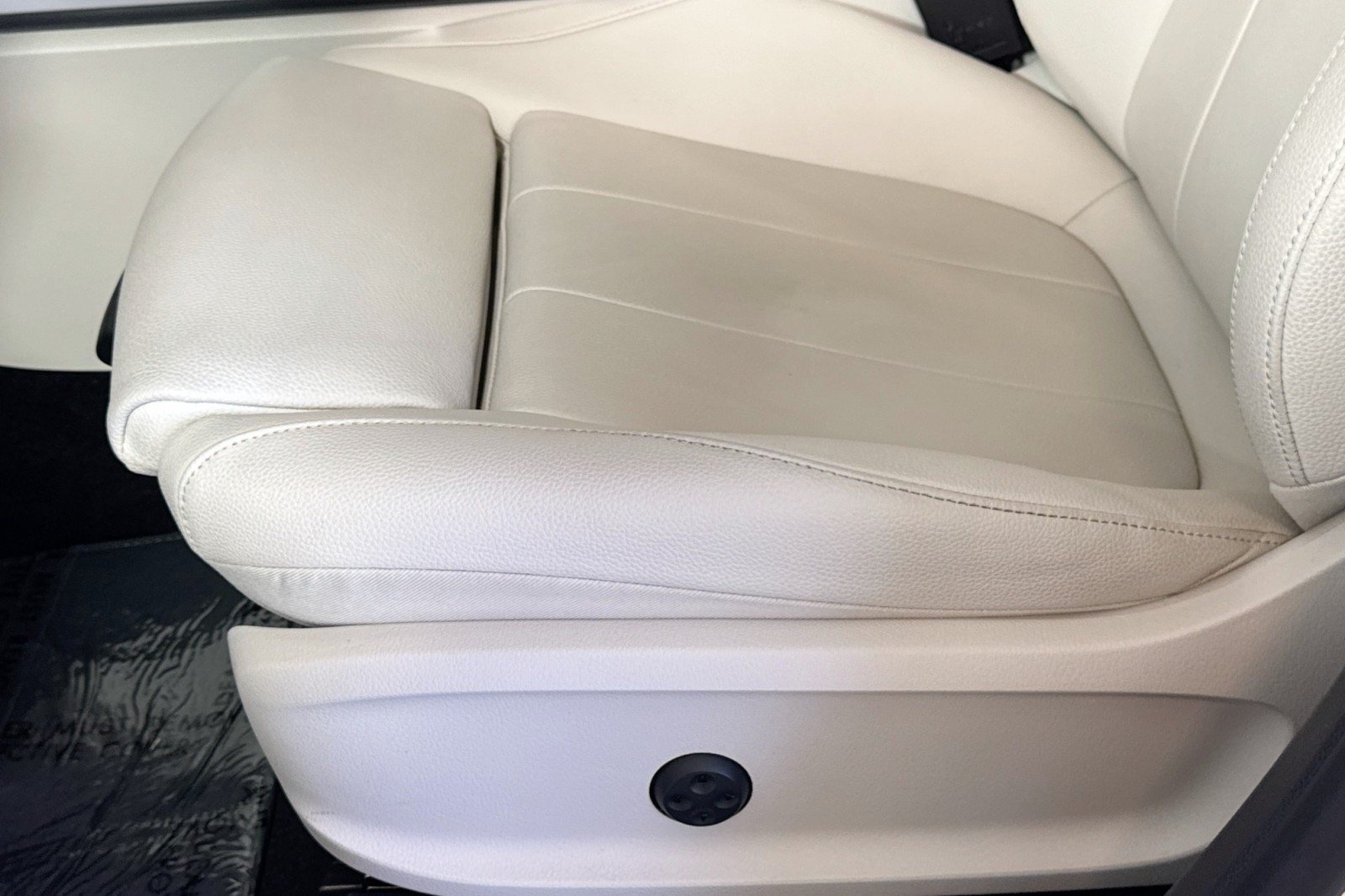 Certified Used 2026 Polar White Mercedes-Benz GLB 250 4MATIC® SUV image 18