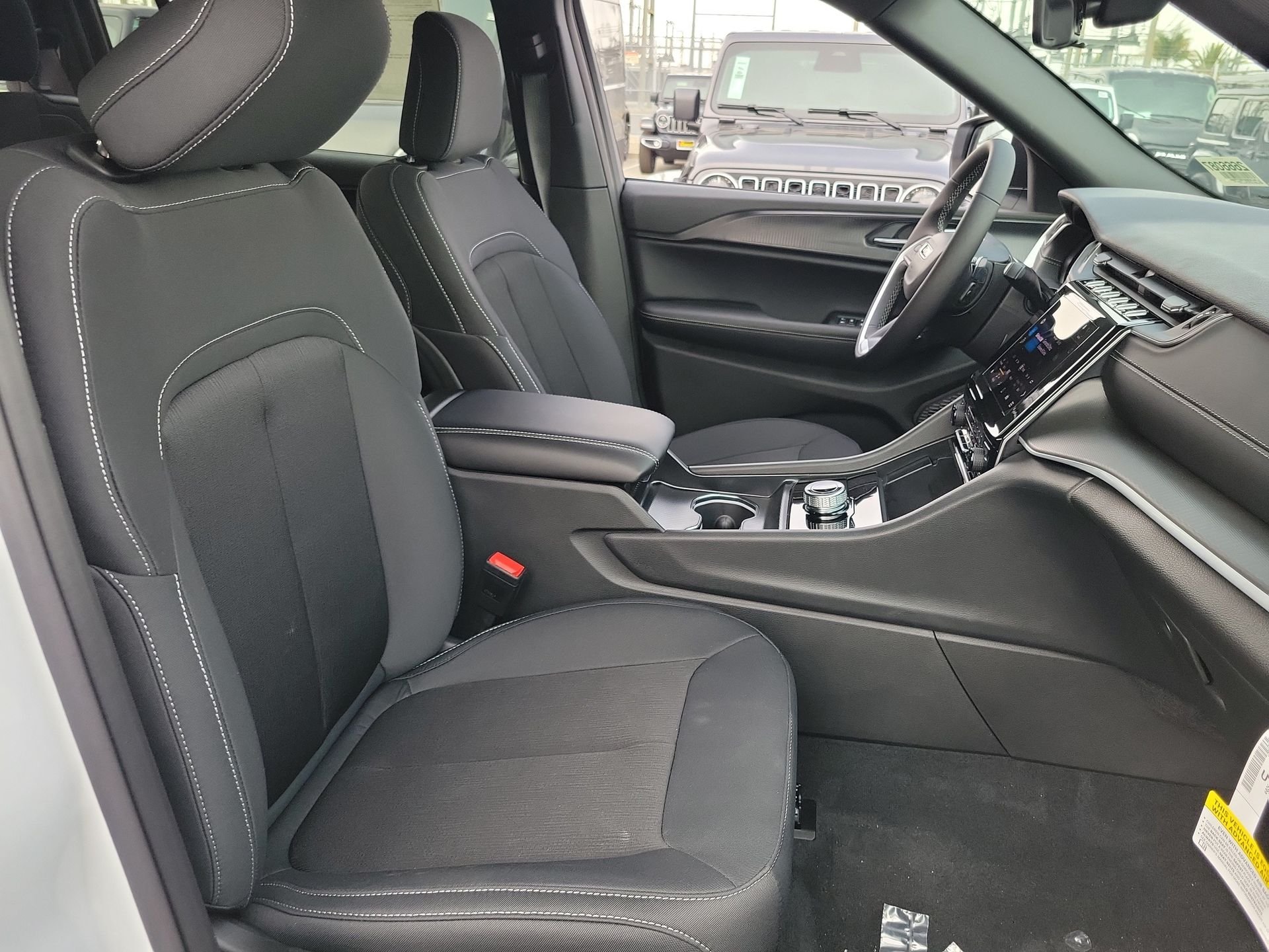 New 2026 Bright White Clear-Coat Exterior Paint Jeep Laredo image 15