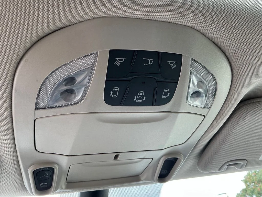 Used 2023 White Chrysler Limited image 40