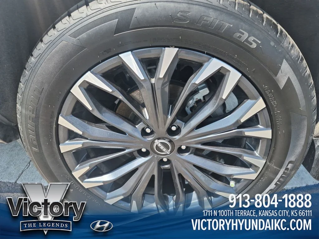 Used 2024 White Nissan Platinum image 27