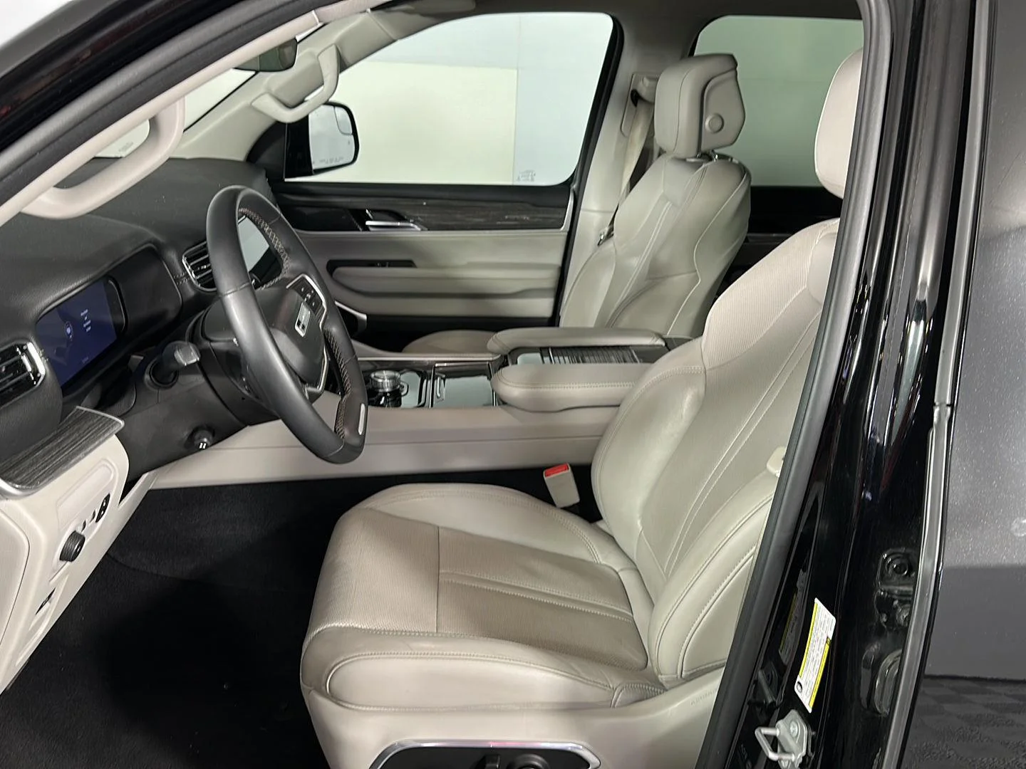 Used 2022 Diamond Black Crystal Pearlcoat Jeep Series II image 10