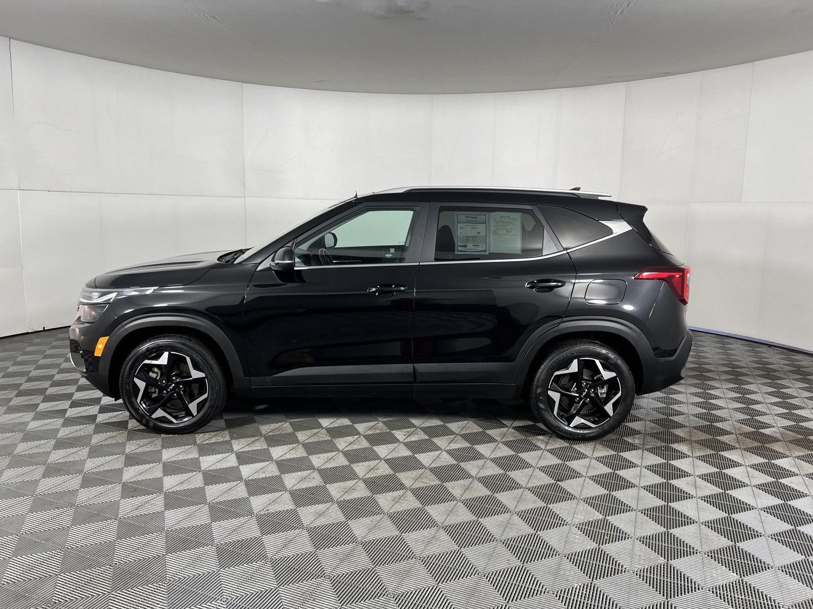 Used 2024 Fusion Black Kia EX image 6
