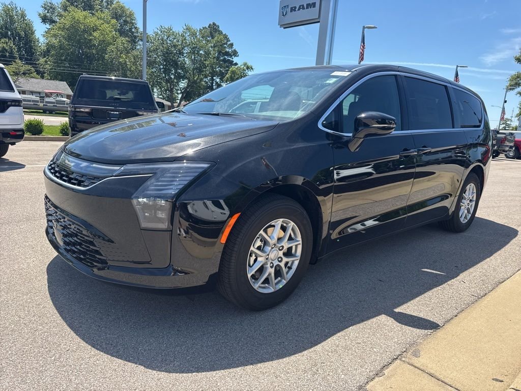2027 Chrysler Pacifica Select's photo