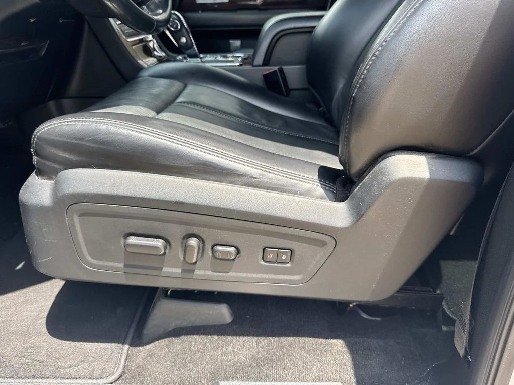 Used 2017 White Lincoln Select image 38