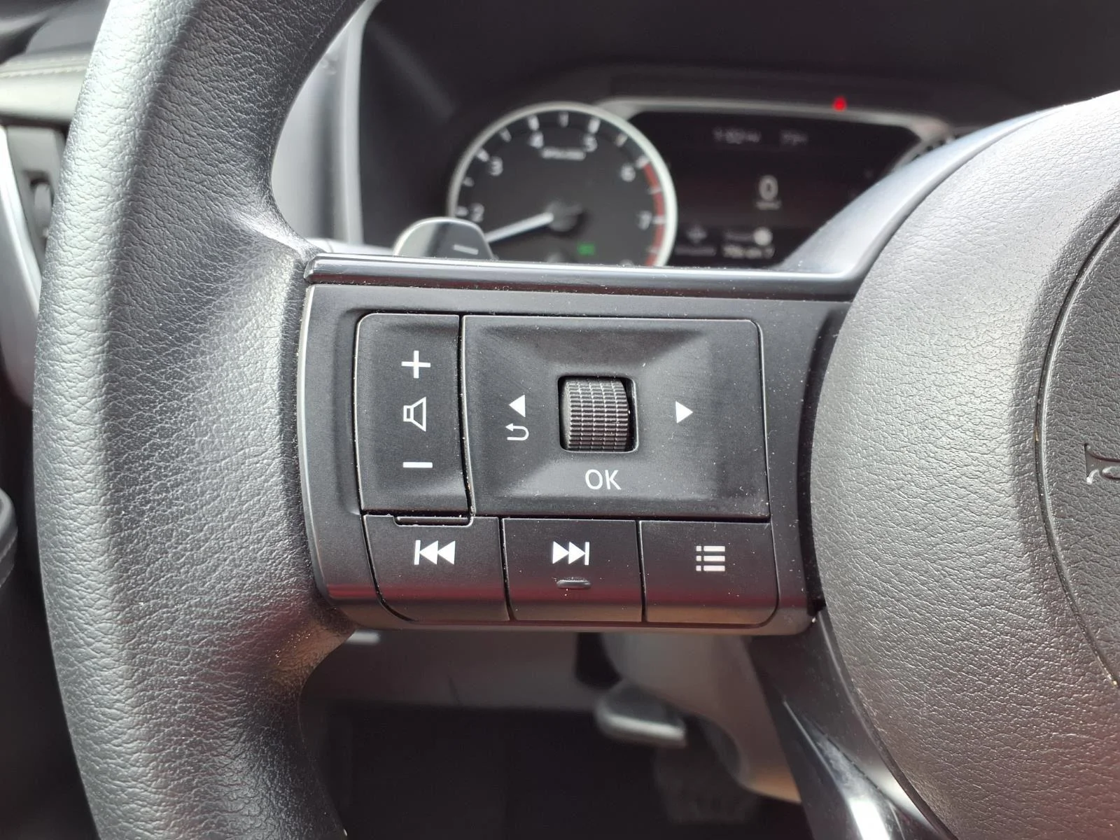 Used 2024 Everest White Pearl Nissan SV image 26