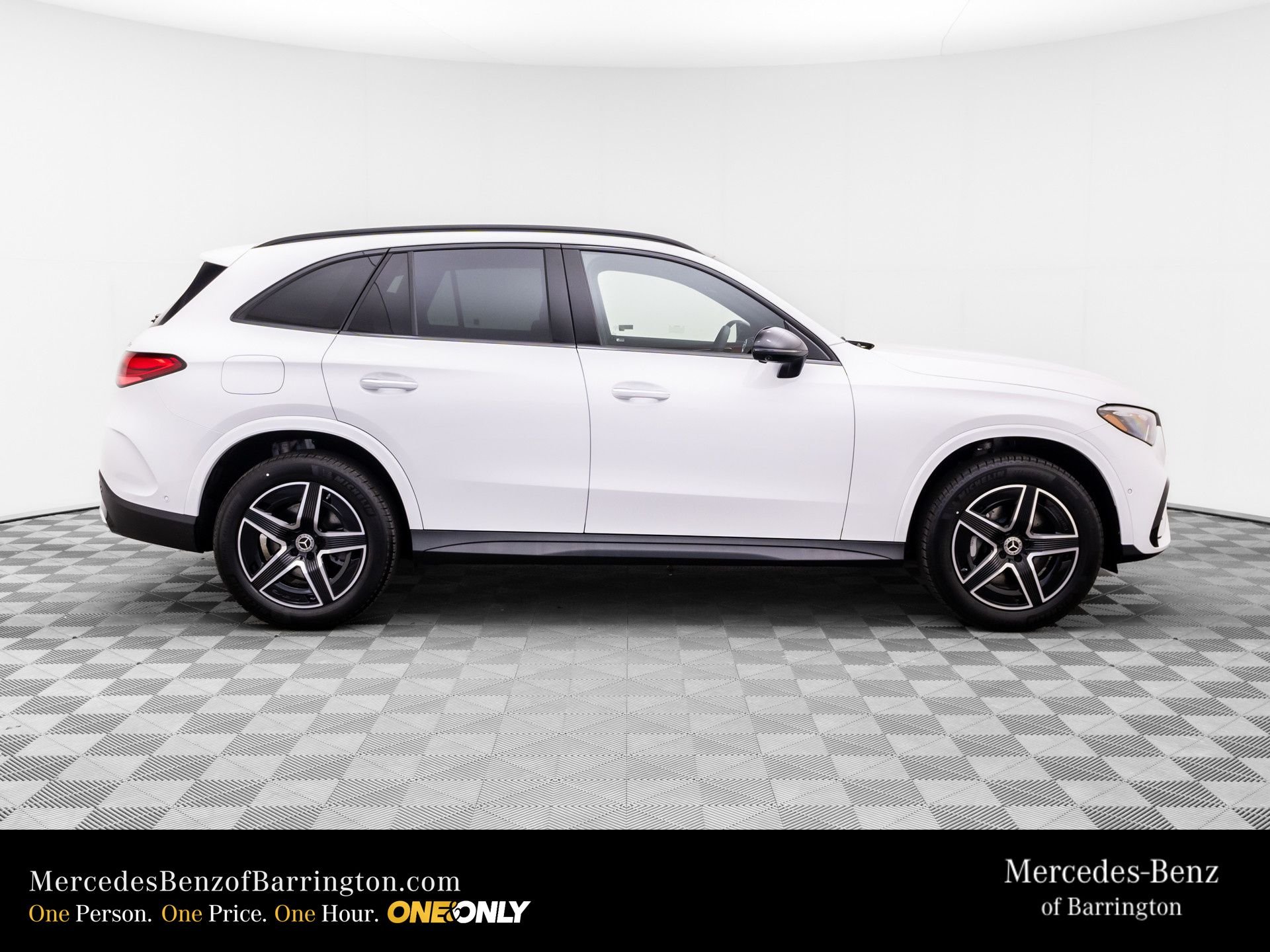 New 2026 MANUFAKTUR Moonlight White Metallic Mercedes-Benz GLC 300 image 7