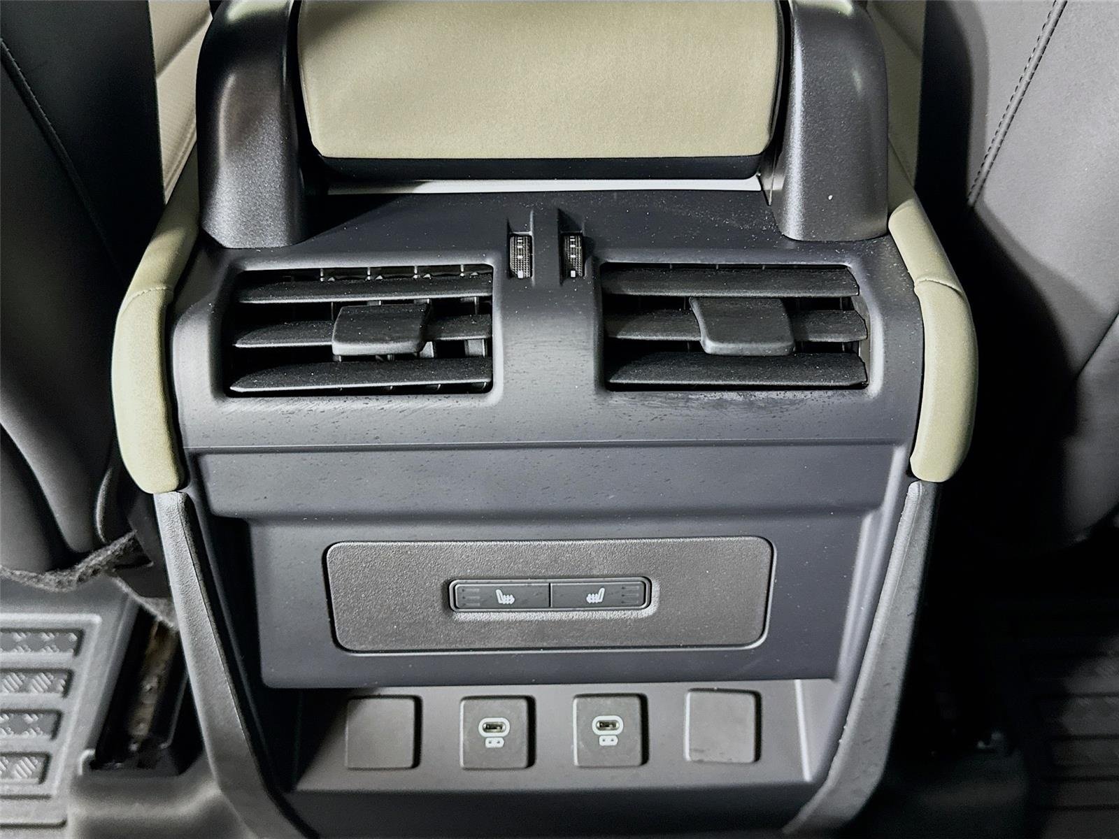 Used 2025 Pangea Green Metallic Land Rover S image 27