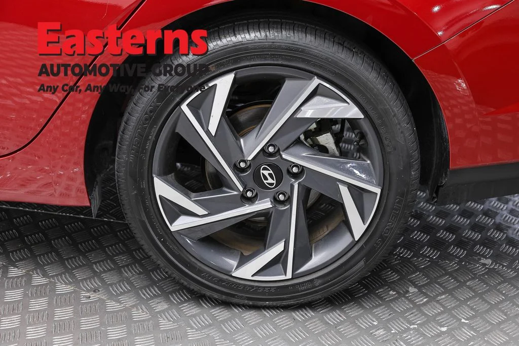 Used 2025 Red Hyundai SEL Convenience image 8