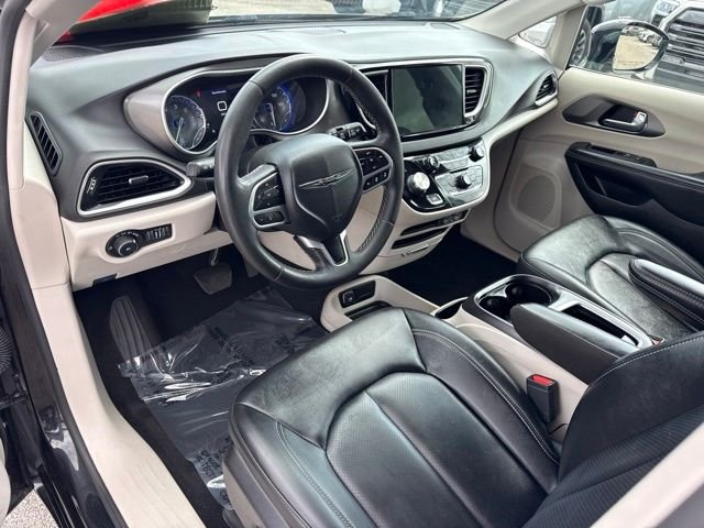 Used 2024 Black Chrysler Touring L image 10