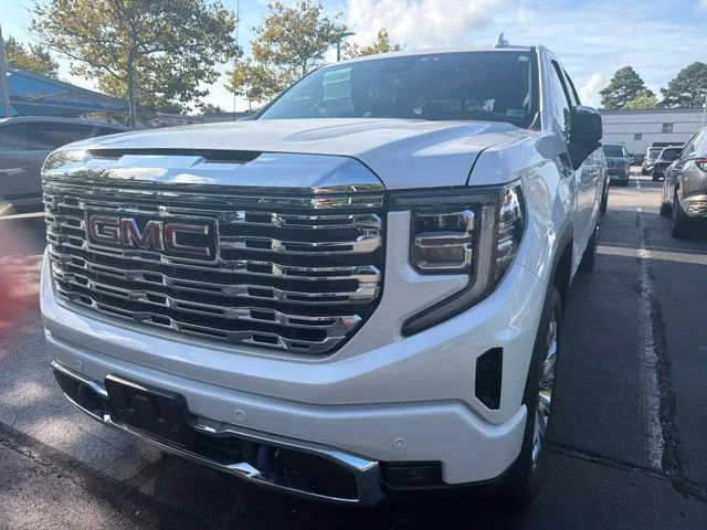 Used 2025 White Frost Tricoat GMC Denali image 5