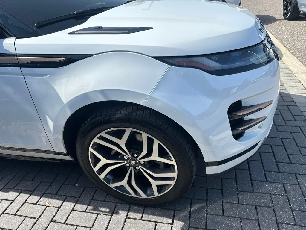 Used 2023 White Land Rover R-Dynamic SE image 4