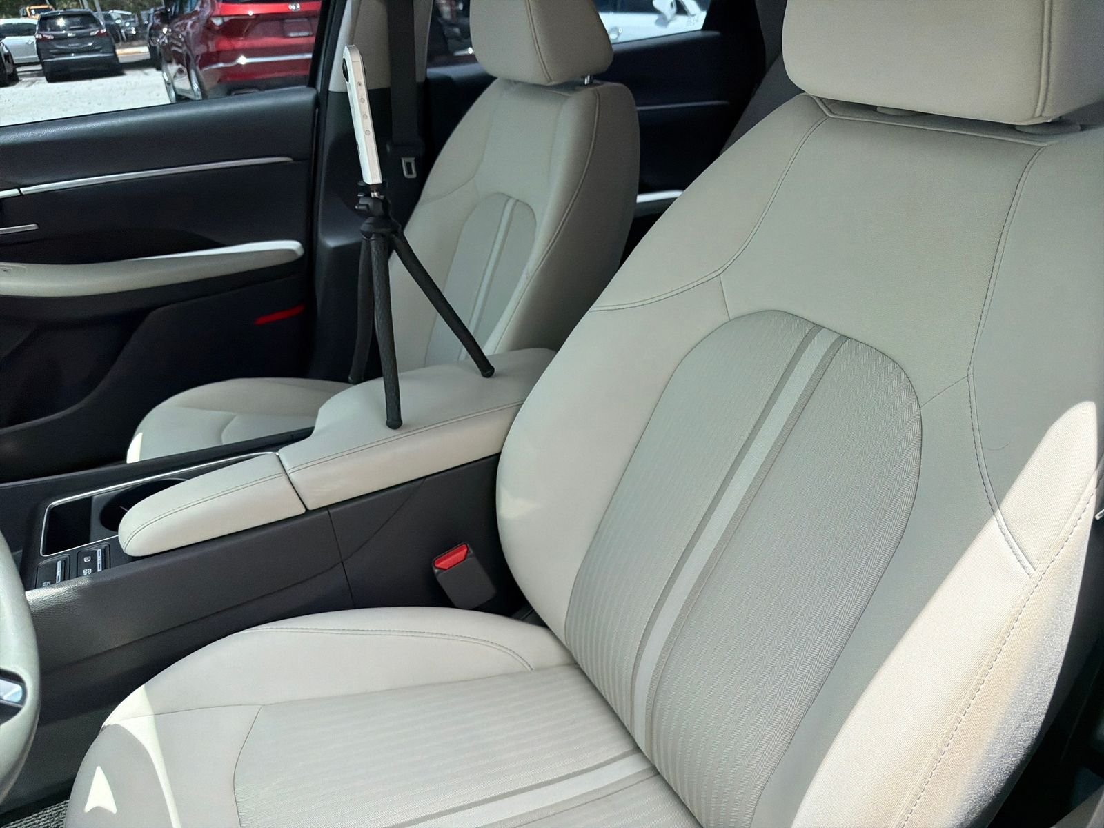 Used 2024 Silver Hyundai SEL image 29