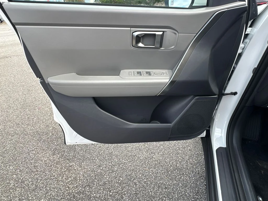 New 2027 Snow White Pearl Kia LX image 10