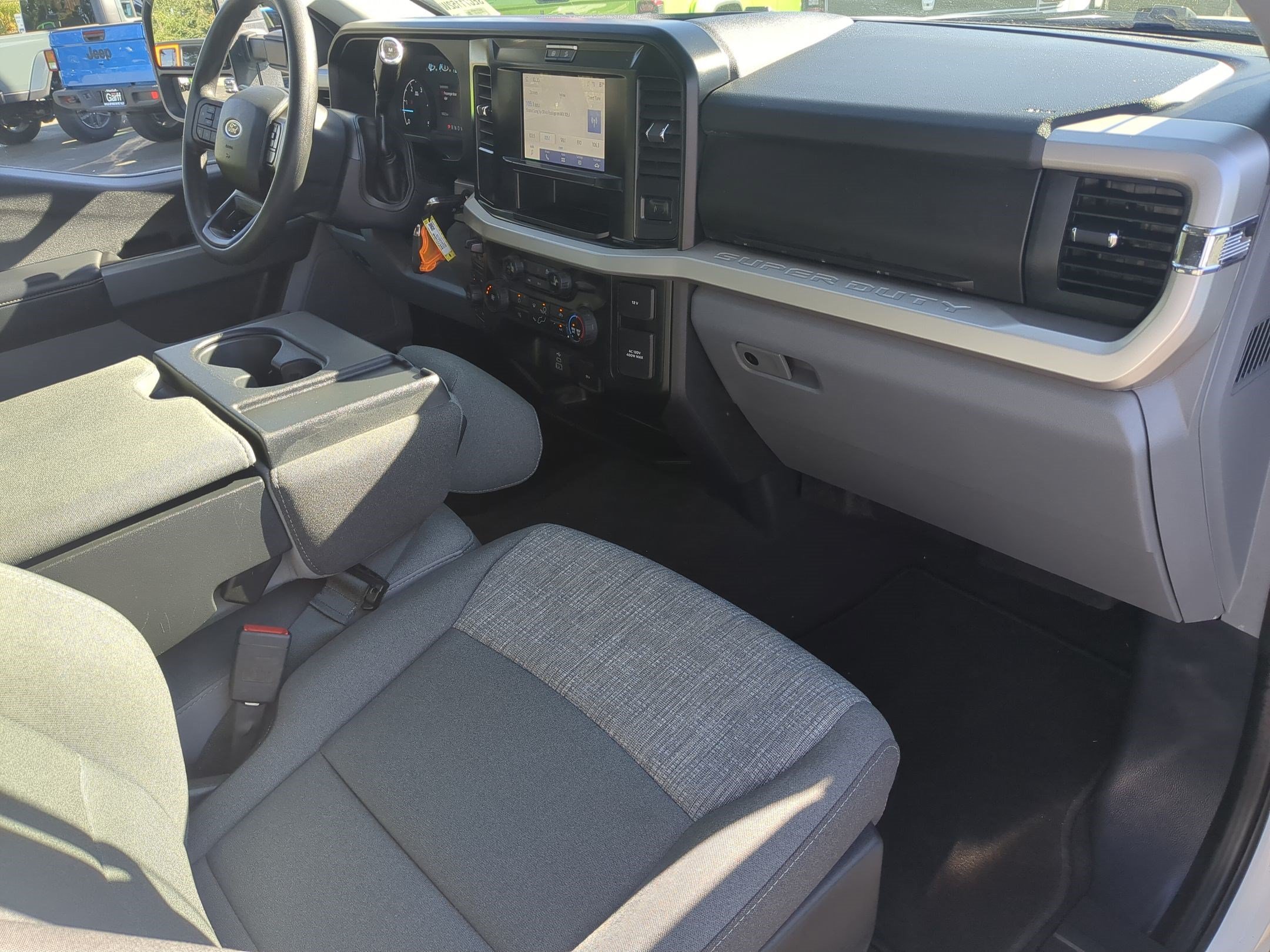 Used 2025 Oxford White Ford XLT image 31