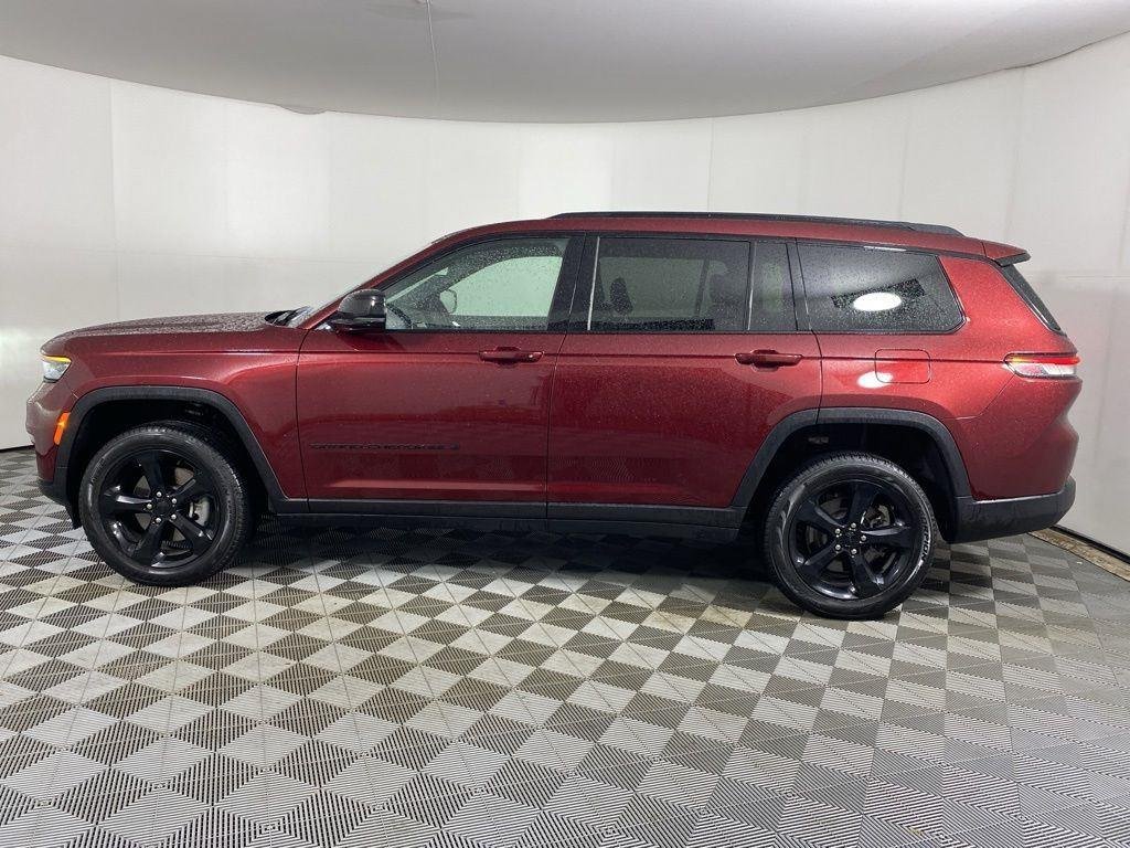 Used 2025 Velvet Red Pearlcoat Jeep Limited image 4