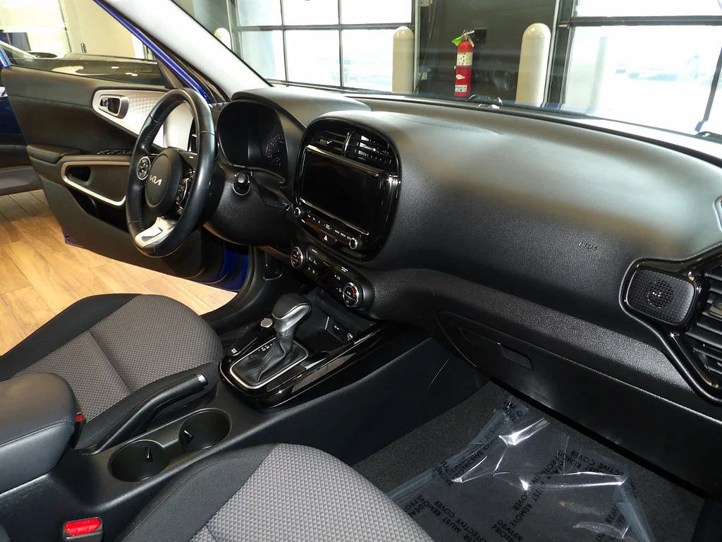 Used 2022 Neptune Blue/Cherry Black Kia X-Line image 13