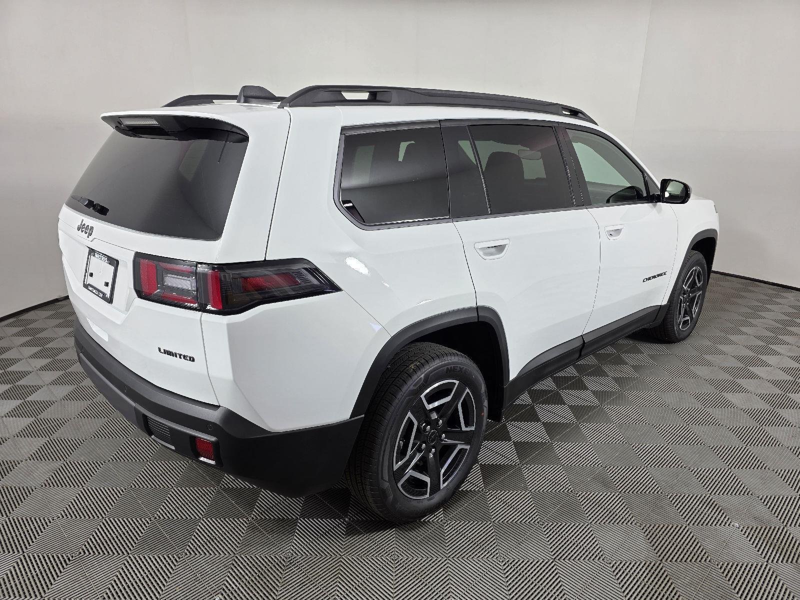 New 2026 Bright White Clear-Coat Exterior Paint Jeep Limited image 8