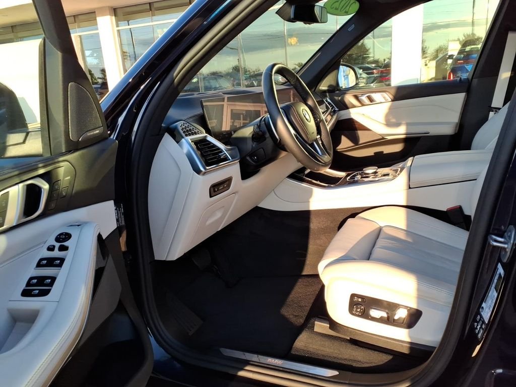 Used 2025 Tanzanite Blue II Metallic BMW xDrive40i image 19