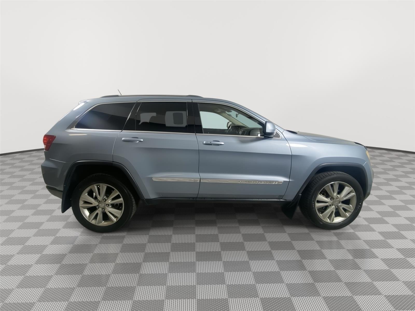 Used 2012 Winter Chill Pearl Jeep Laredo image 13