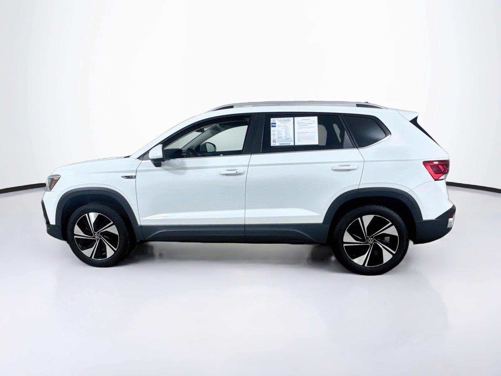 Used 2023 Pure White Volkswagen SE image 3