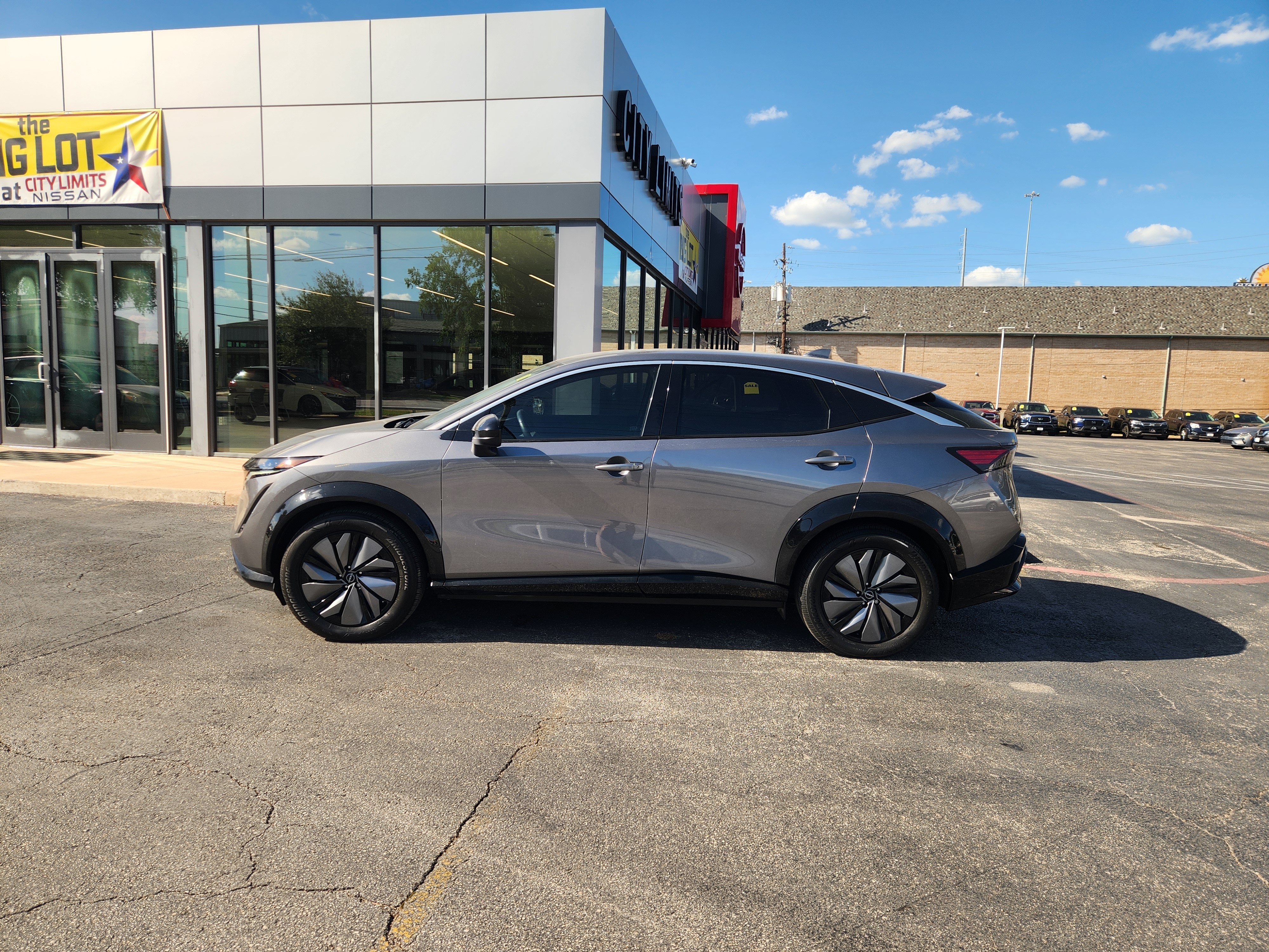 Used 2023 Gun Metallic Nissan Engage image 4