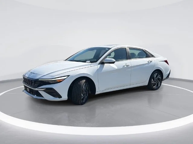 Used 2025 White Hyundai SEL Convenience image 1