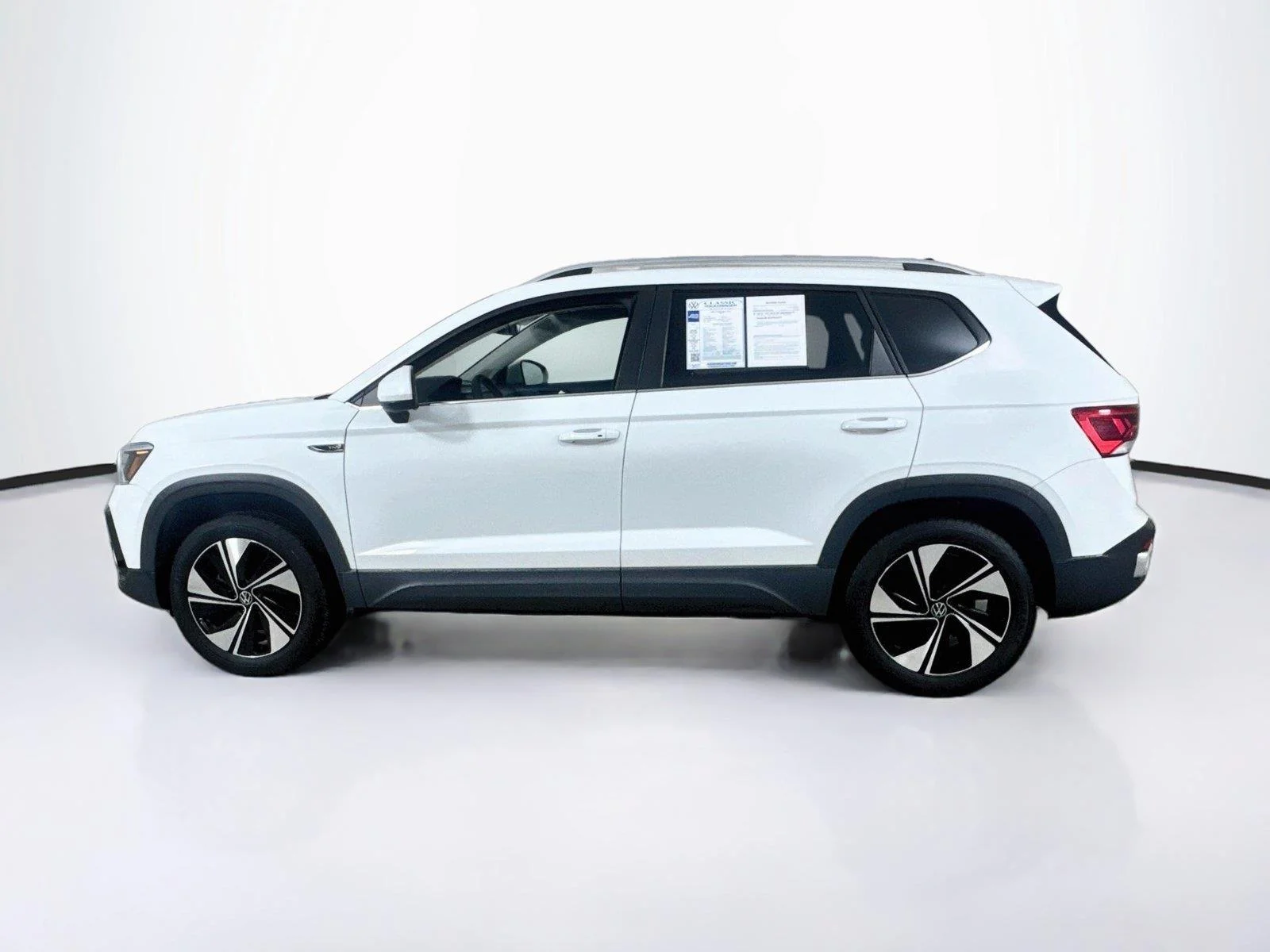 Used 2023 Pure White Volkswagen SE image 3