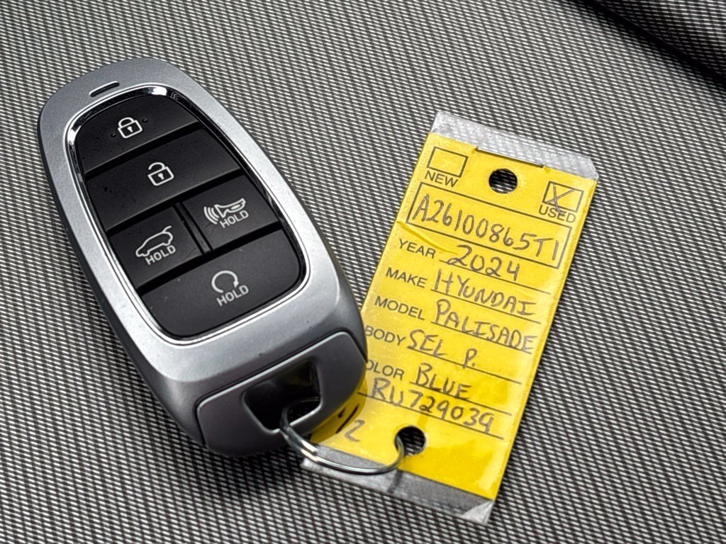 Used 2024 White Hyundai SEL image 25