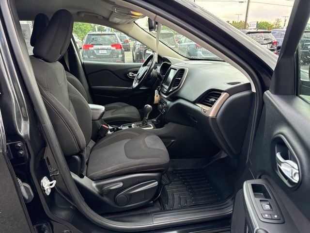 Used 2015 Black Jeep Latitude image 13