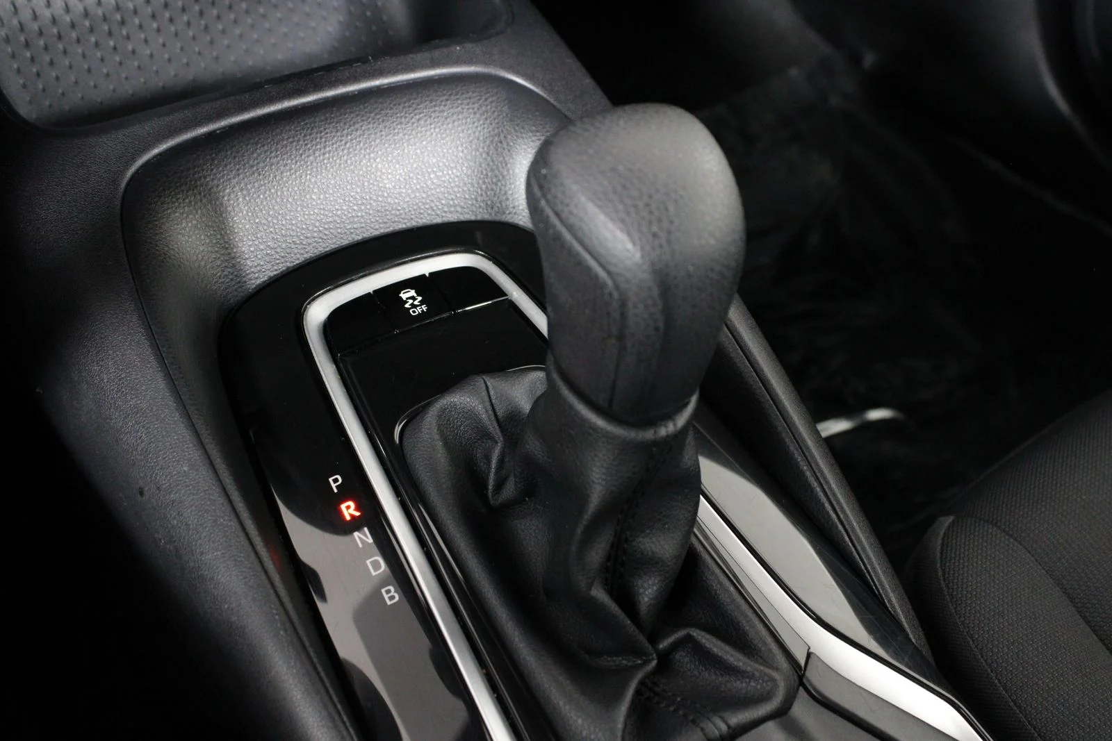 Used 2025 White Toyota LE image 18