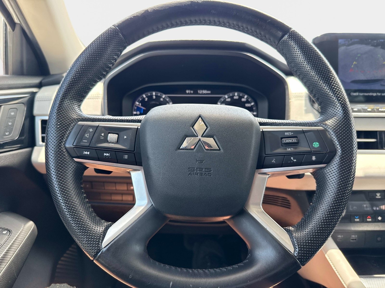 Used 2023 White Diamond Pearl Mitsubishi SEL image 29
