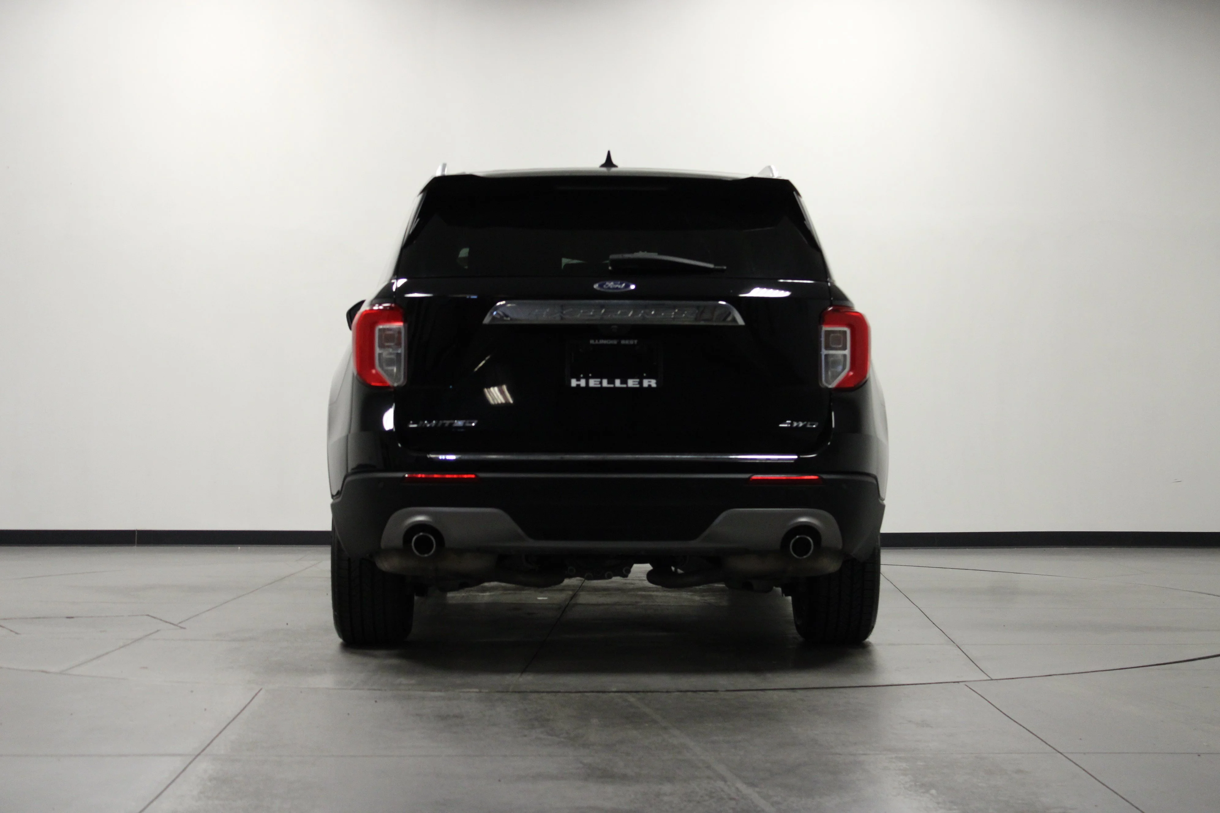 Used 2022 Black Metallic Ford Limited image 5