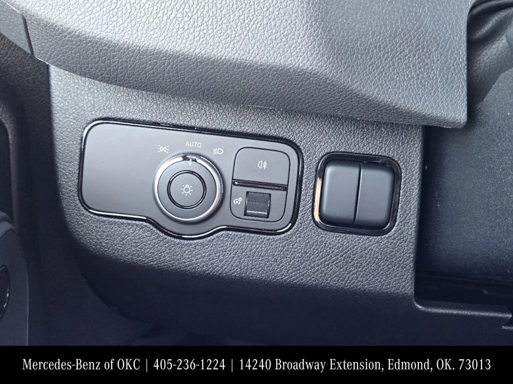 Used 2025 White Mercedes-Benz Cargo 170 WB image 22