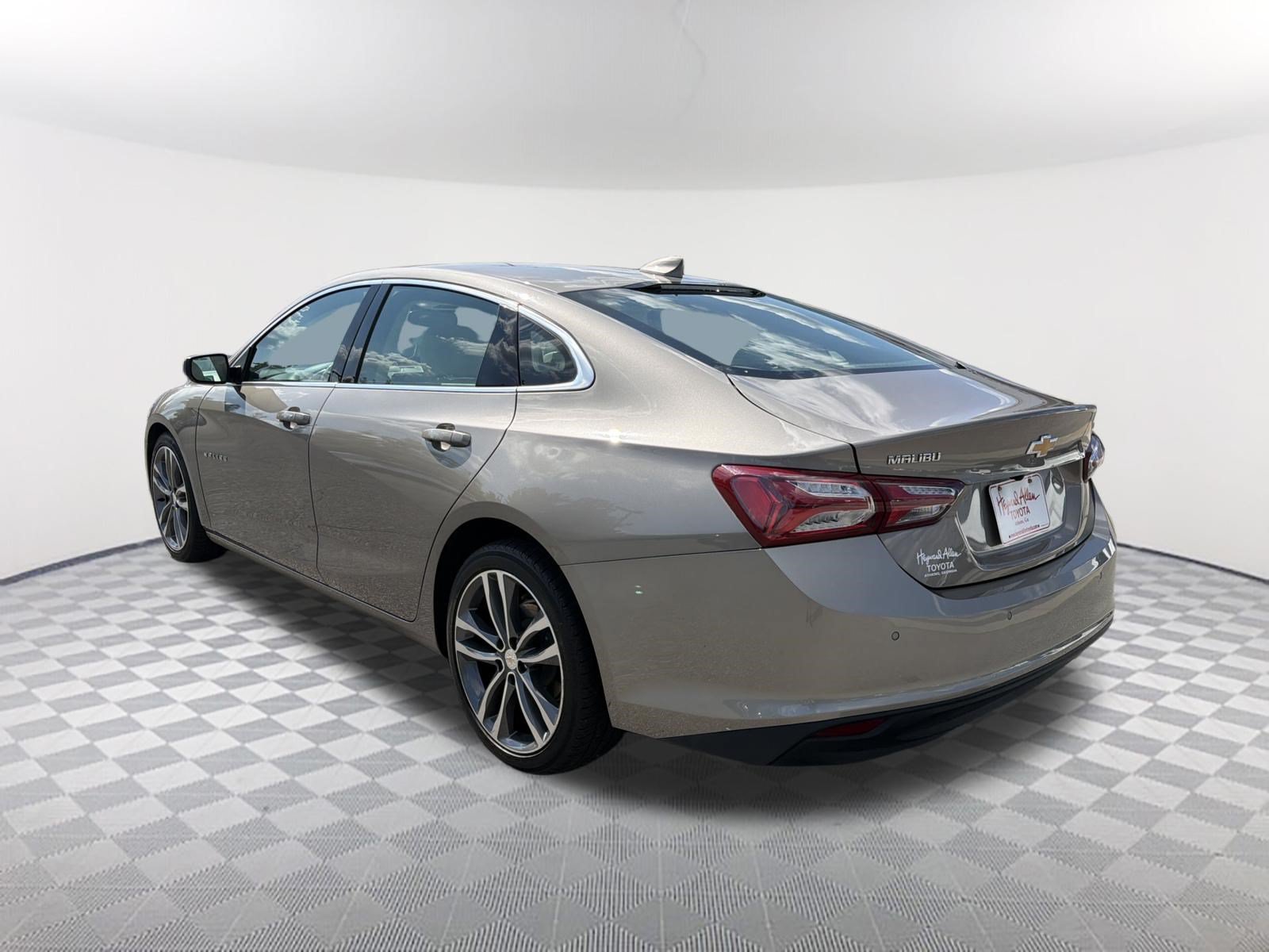 Used 2025 Summit White Chevrolet LT image 15