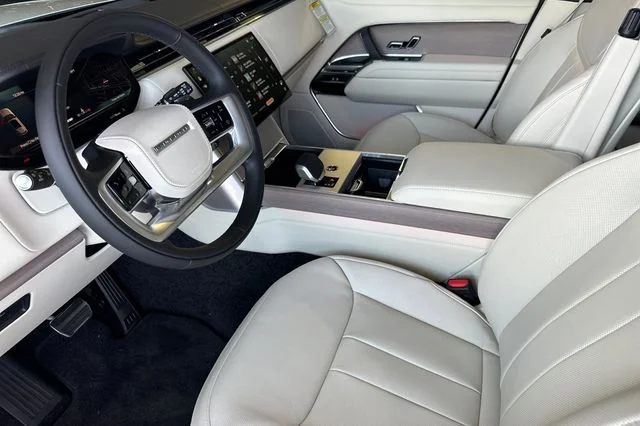 New 2026 Ostuni Pearl White Land Rover SE image 9