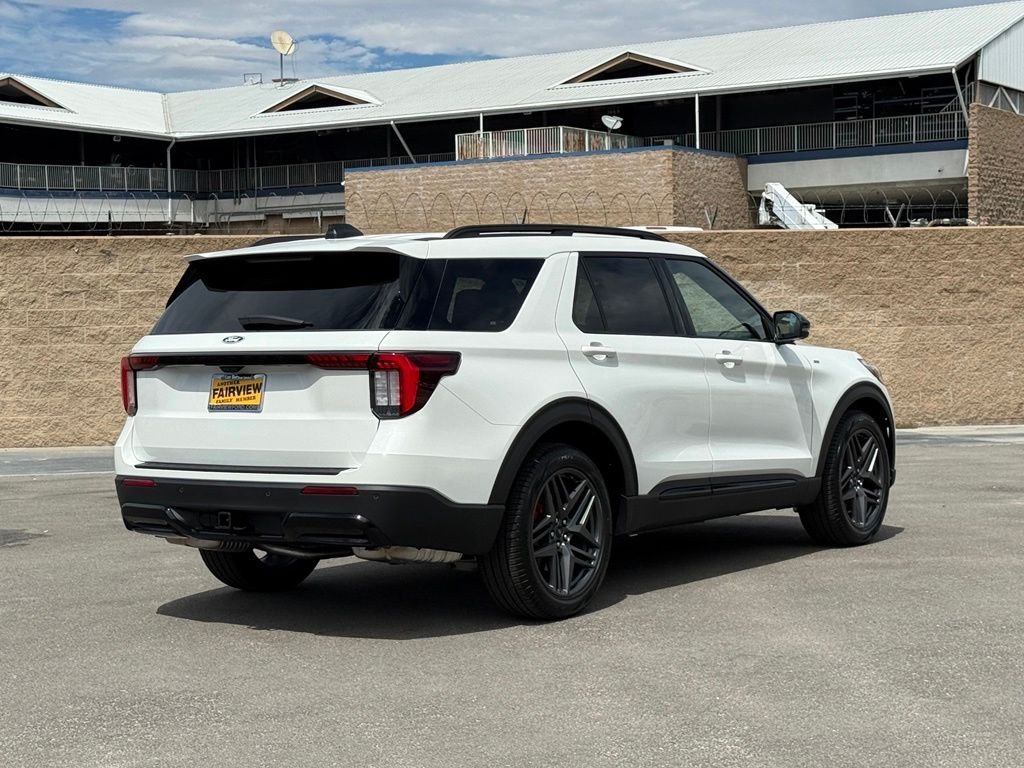 New 2027 Star White Metallic Tri-Coat Ford ST-Line image 3