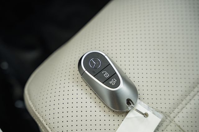 Used 2024 Polar White Mercedes-Benz GLC 300 image 44